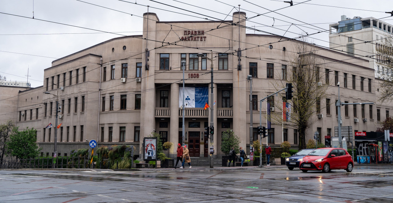 POŽAR NA PRAVNOM FAKULTETU: Zapalio se lift, zgrada hitno evakuisana
