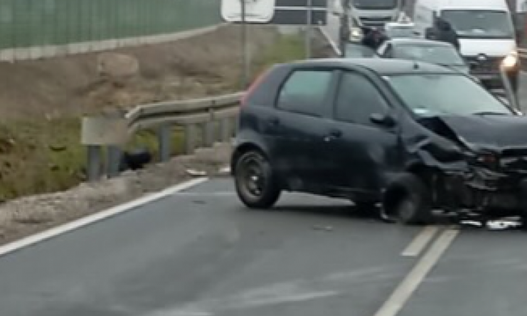 JEZIV UDES U SREMSKIM KARLOVCIMA Automobil potpuno smrskan (VIDEO)