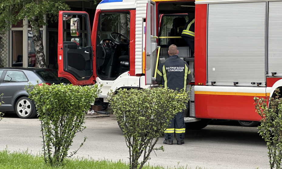 GORI POZNATI LOKAL BRZE HRANE Krov se pretvara u pepeo! Vatra progutala veliki deo