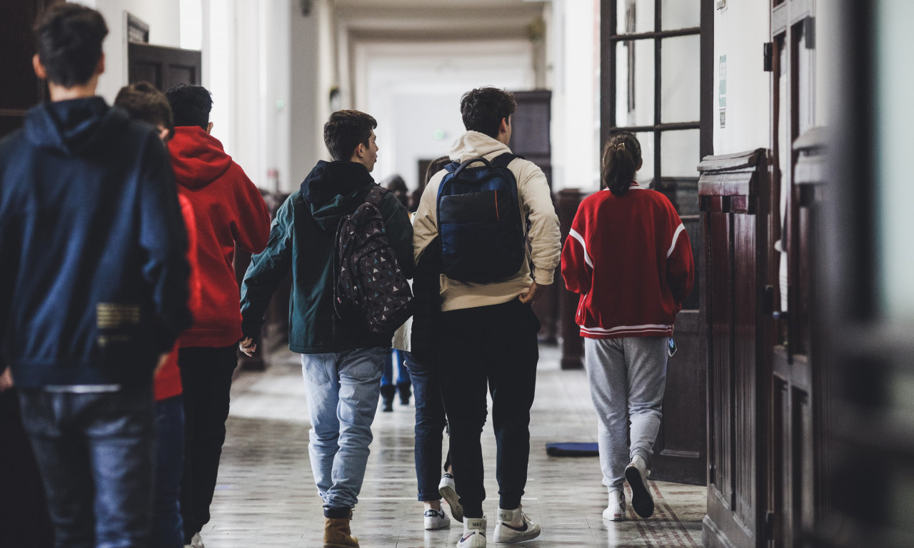 ĐACI PRODAVALI KOKAIN NA EKSKURZIJI! Uhapšeno 12 lica zbog prodaje droge u školi, među njima i šest maloletnika