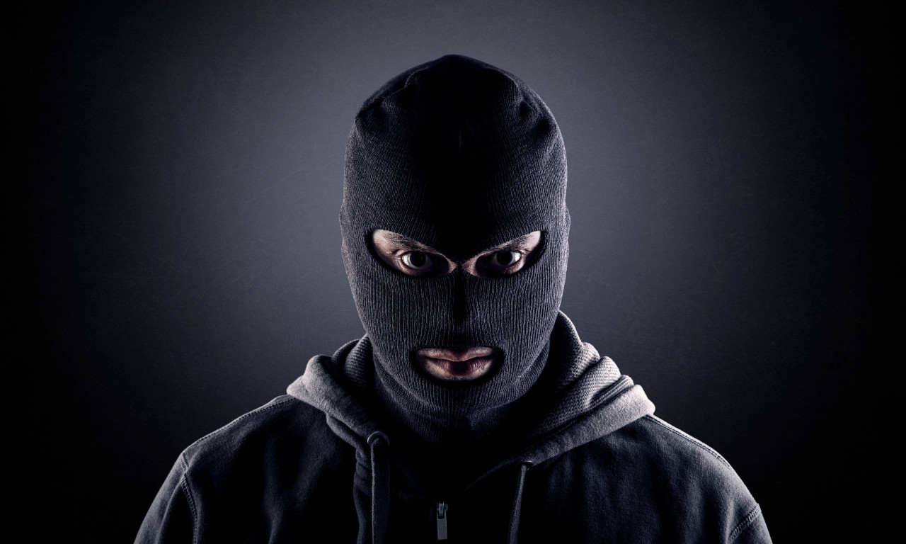 SVE U CRNOM I SA FANTOMKAMA! Upali u poštu i odneli novac, detalji horora na Zvezdari