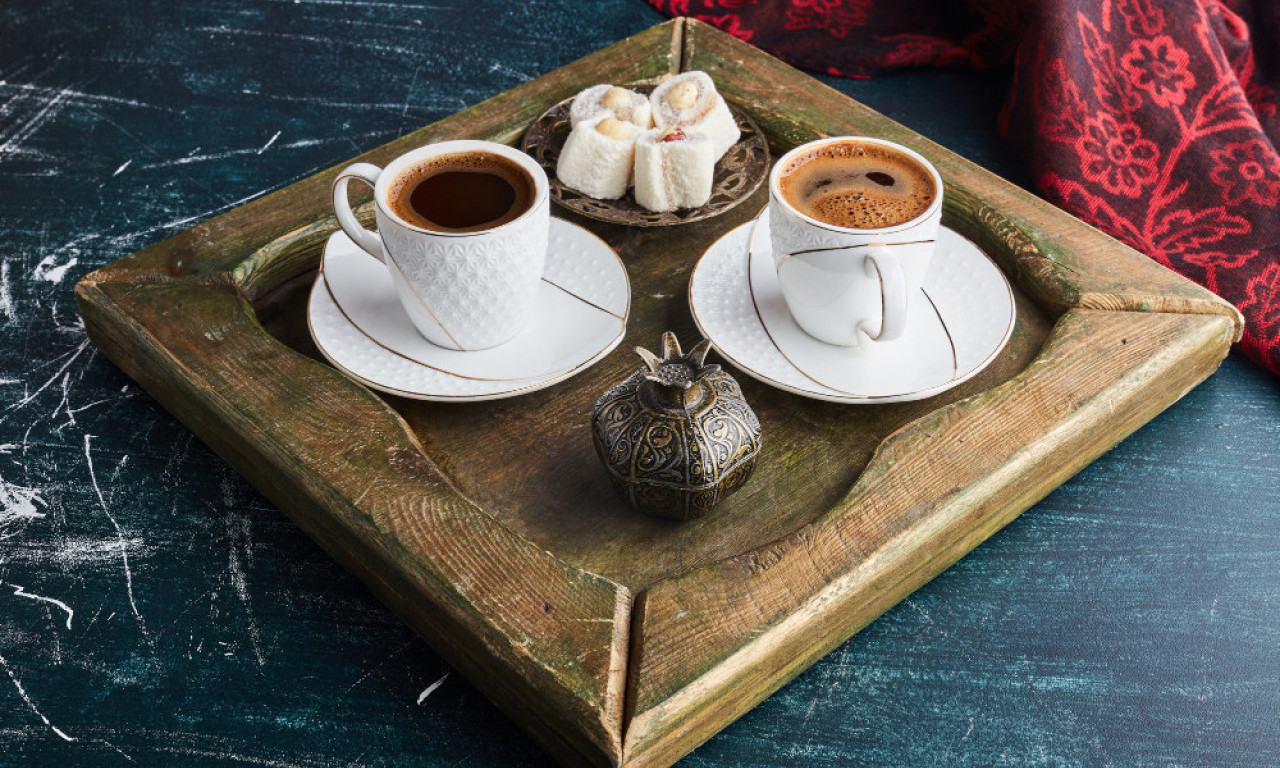 DA LI I VI PIJETE KAFU ODMAH POSLE BUĐENJA? Stručnjaci kažu: sačekajte – i biće još bolja!