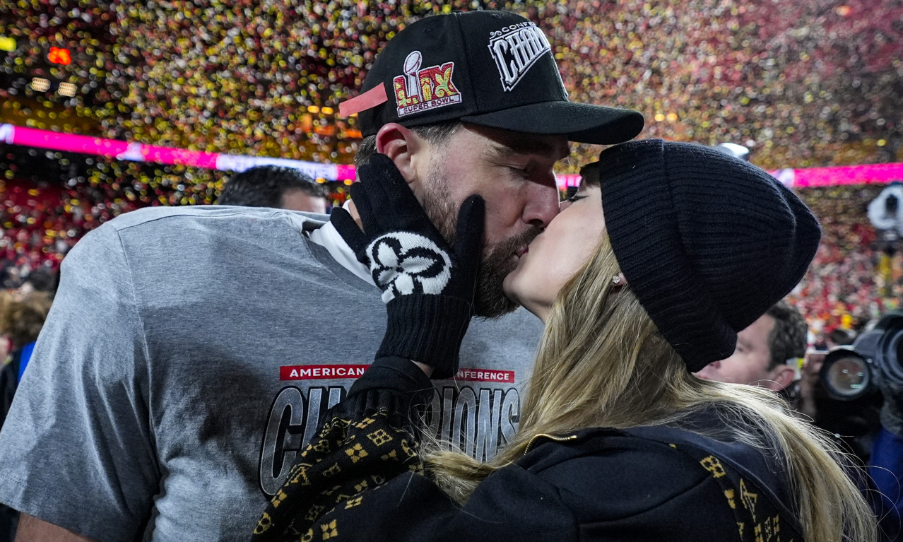 VERILA SE TEJLOR SVIFT Sportista kleknuo u ambijentu kao iz bajke, a dijamantski prsten ostavlja bez daha (FOTO)