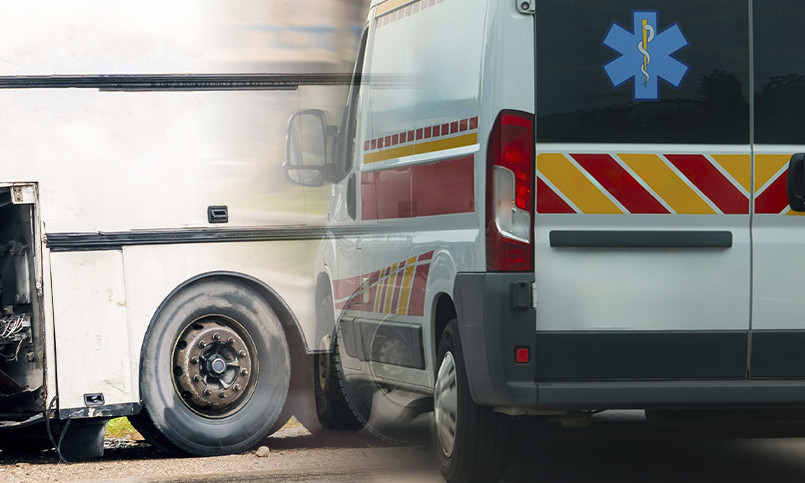 IMA POVREĐENIH U ŠIMANOVCIMA Autobus koji je prevozio radnike Boša totalno smrskan (FOTO)