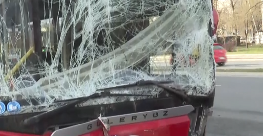 IZVLAČIO SAM DEVOJKU ZAGLAVLJENU ISPOD AUTOBUSA Očevidac za K1 opisao zastrašujuću scenu: Krv i staklo po putu... (FOTO)