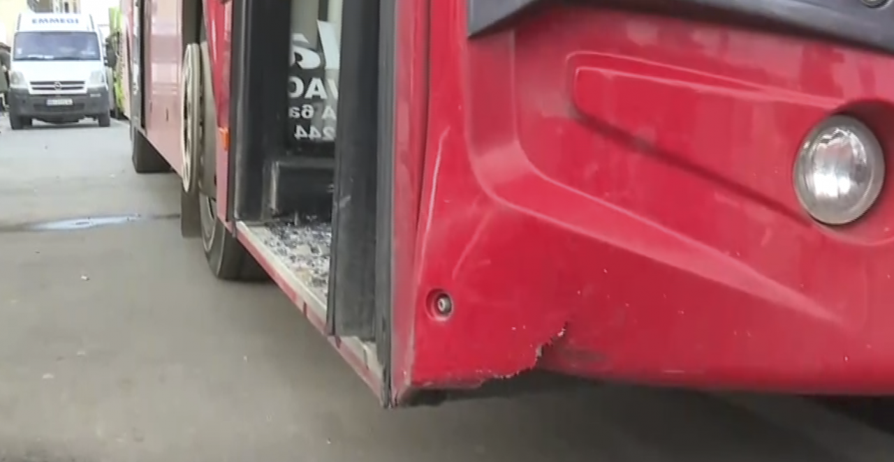 "PUKLO JE JAKO, LJUDI SU BEŽALI... BILO JE STRAŠNO" Očevici opisali trenutak nesreće na autobuskom stajalištu u Nišu