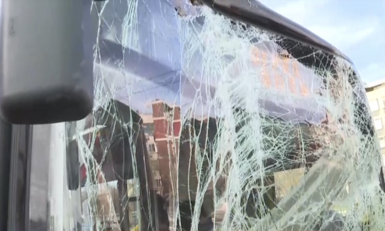 KAMENOVAN AUTOBUS GRADSKOG PREVOZA Priveden 19-godišnji mladić