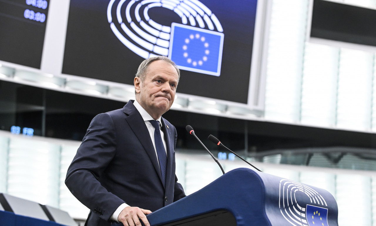 BAČENA DIMNA BOMBA NA POLJSKOG PREMIJERA: Obezbeđenje odmah reagovalo, pojavio se i snimak (VIDEO)