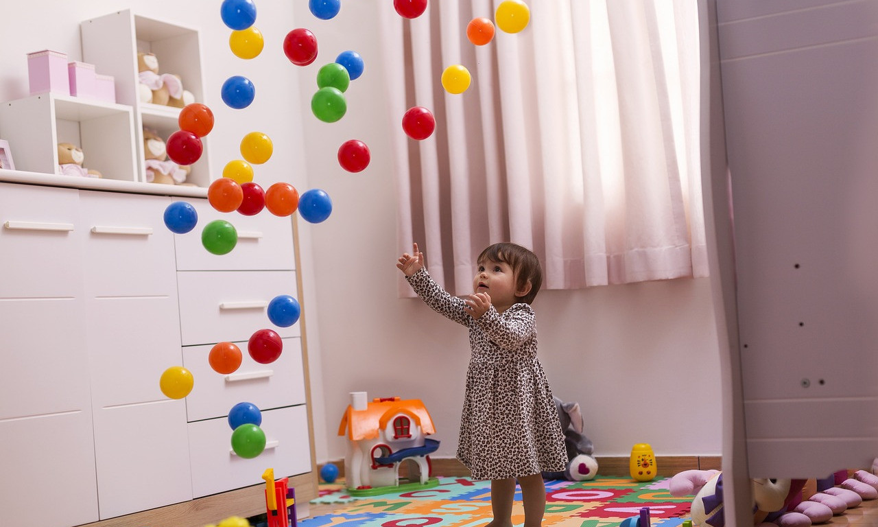 RODITELJI, ODMAH POGLEDAJTE OVU FOTOGRAFIJU! Igračka za bebe se hitno povlači iz prodaje, može dovesti do gušenja (FOTO)