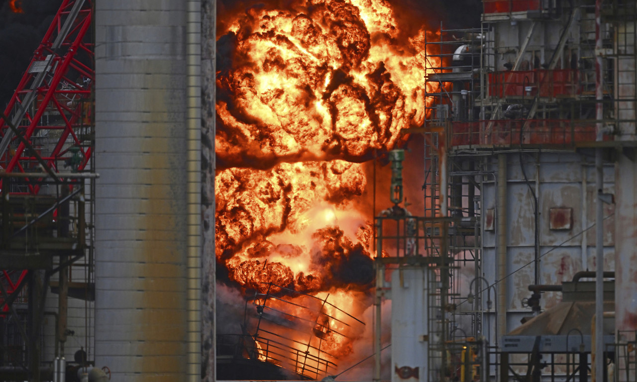 GORI JEDNA OD NAJVEĆIH RAFINERIJA NAFTE U RUSIJI Ukrajina je zasula dronovima! (FOTO+VIDEO)