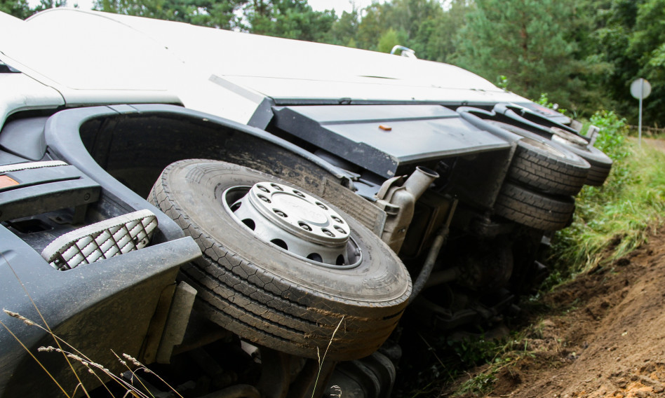 KAMION MIKSER SLETEO SA MOSTA: Stravične scene kod Ljubovije, fotografija je uznemirujuća (FOTO)