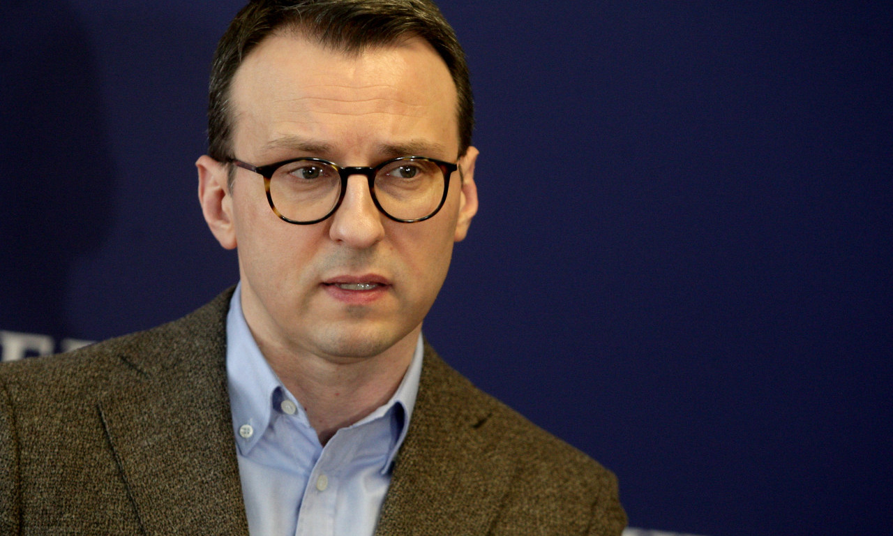 DVOSTRUKI ARŠINI - Petar Petković: Priština skida baner "Free Ukraine" čim ne dobije ono što želi
