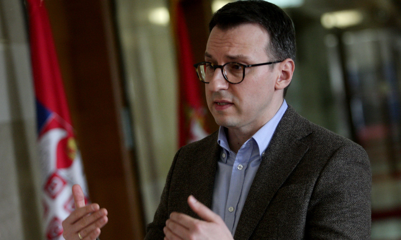 PETKOVIĆ O JEDNOSTRANIM POTEZIMA: Table sa obeležjima institucija iz Prištine na ambulantama bez saglasnosti Srba