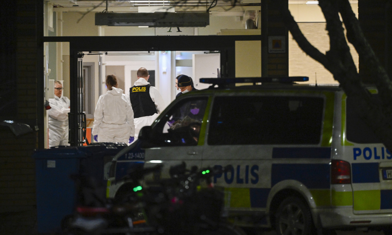 AUTOMOBIL SE ZALETEO U GOMILU U STOKHOLMU Povređene dve osobe ispred Kraljevske palate