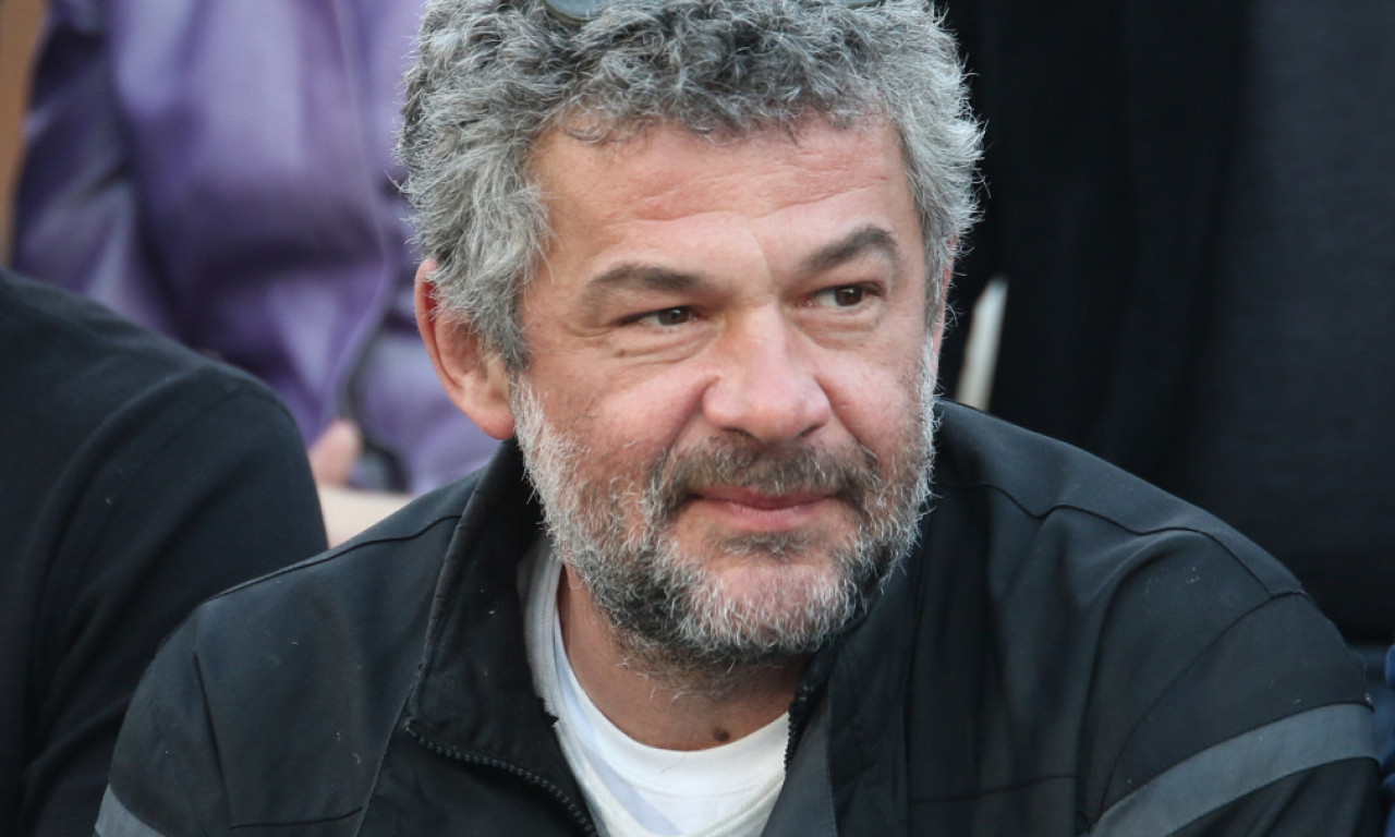 ĆERKA NEBOJŠE GLOGOVCA POZIRALA PORED TATINOG MURALA: Potresna scena u Trebinju rasplakala mnoge (FOTO)