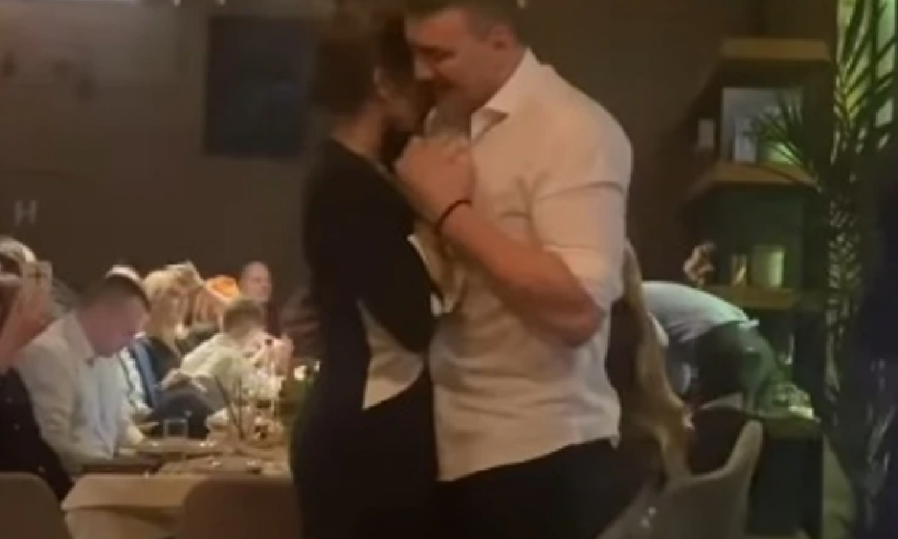 POSLE ŠEST GODINA VEZE I TROJE DECE Oženio se Vlada Mandić, mlada u crnoj venčanici (FOTO)