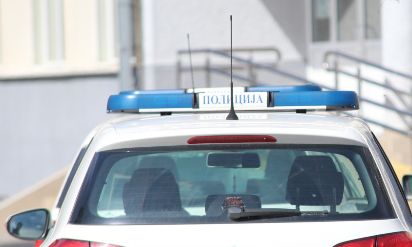 NASILNIK PRAVIO HAOS U OBRENOVCU Pretukao oca, pa prebio poznanika, majci, sestri i babi pretio da će ih ubiti sekirom