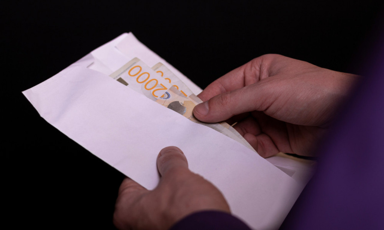 STIŽU PARE NA SVETOG NIKOLU Ova grupa građana dobija novac od države