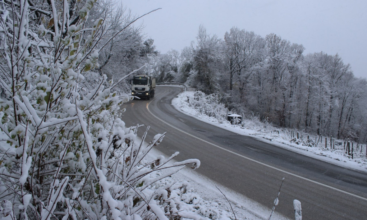 PUT KA DIVČIBARAMA POTPUNO ZAVEJAN Sneg na kolovozu, vozačima se savetuje oprez (VIDEO)