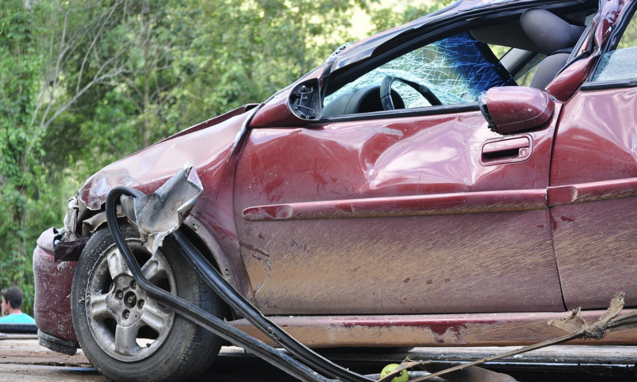 KARAMBOL NA AUTO-PUTU KA NIŠU Dva udesa na samo 50 metara razdaljine! Automobil potpuno smrskan (FOTO)