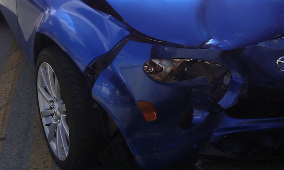 KAKO JE OVO USPEO? Neverovatan udes kod Požarevca! Automobil se popeo na ogradu (FOTO)