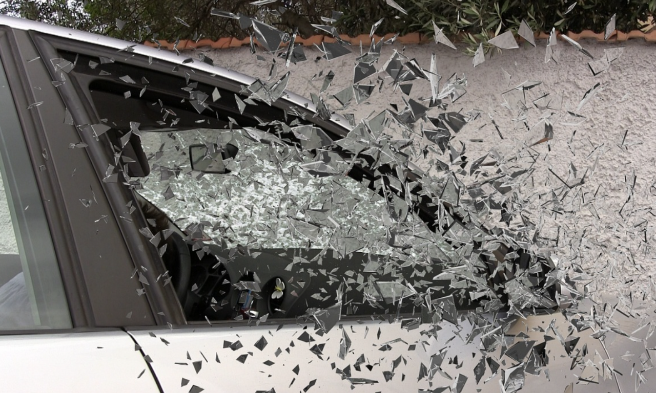 TEŽAK UDES KOD SVILAJNCA Automobil sleteo sa kolovoza, saobraćaj otežan (FOTO)