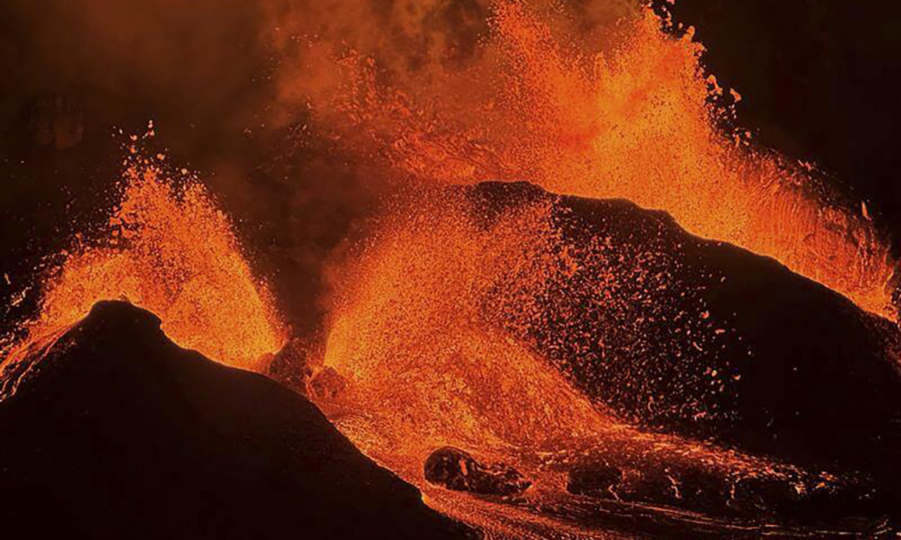 POGLEDAJTE DRAMATIČNE PRIZORE Eruptirao najveći vulkan, lava kulja na sve strane (VIDEO)