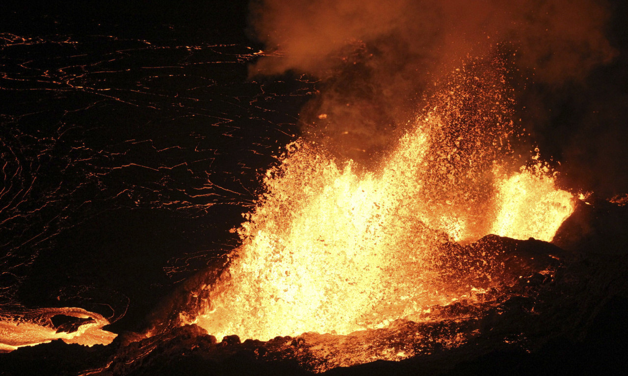 ERUPCIJA VULKANA NA HAVAJIMA Gejziri lave kuljaju iz otvora kratera