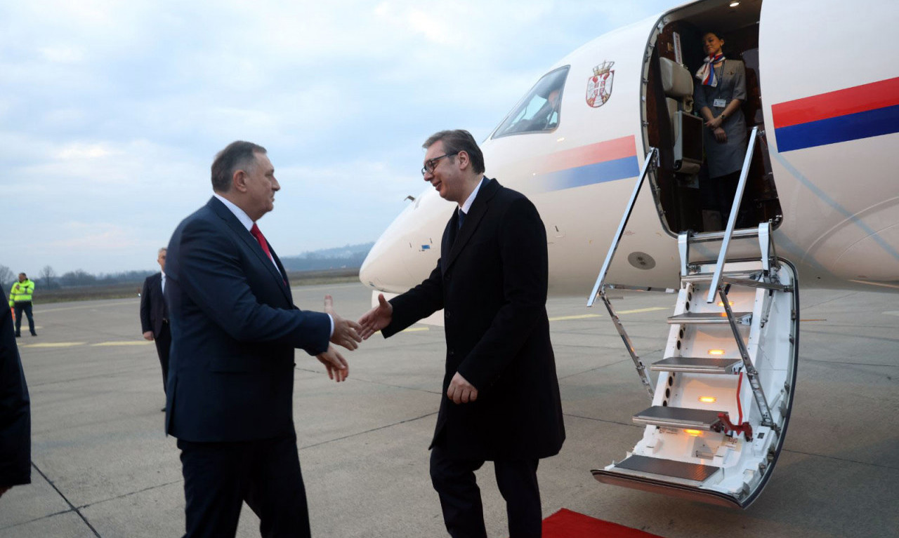 PREDSEDNIK VUČIĆ STIGAO U BANJALUKU:  Dočekao ga Milorad Dodik!