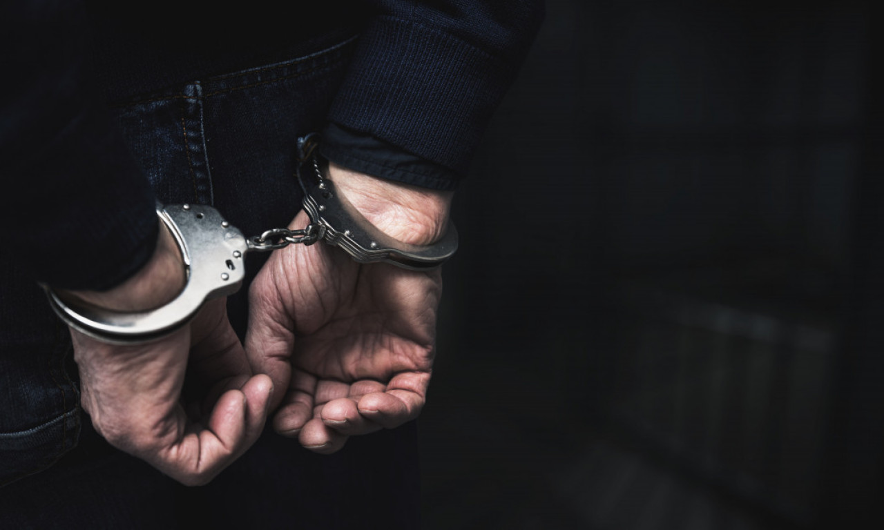 HAPŠENJE U NOVOM SADU ZBOG DROGE Policija zatekla haos u stanu, a evo ko je "pao"