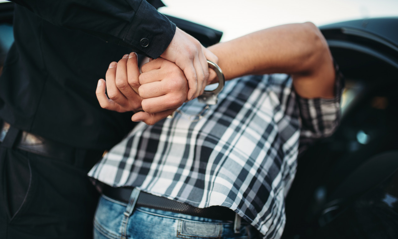 DRAMA U OBRENOVCU! Pretio komšiji lovačkom puškom, policija pronašla arsenal oružja!