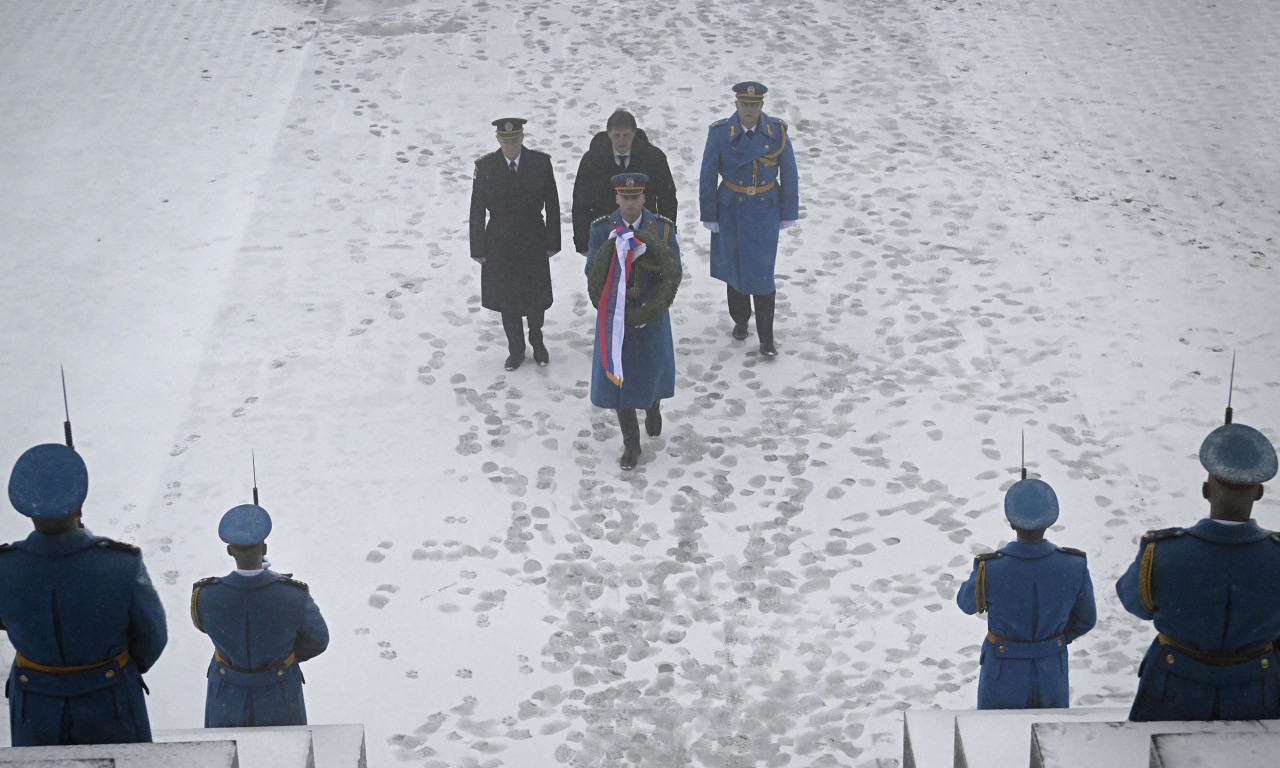 "ŽIVELA SLOBODNA I USTAVOTVORNA SRBIJA" Gašić položio venac na Spomenik na Avali povodom Dana državnosti (FOTO+VIDEO)