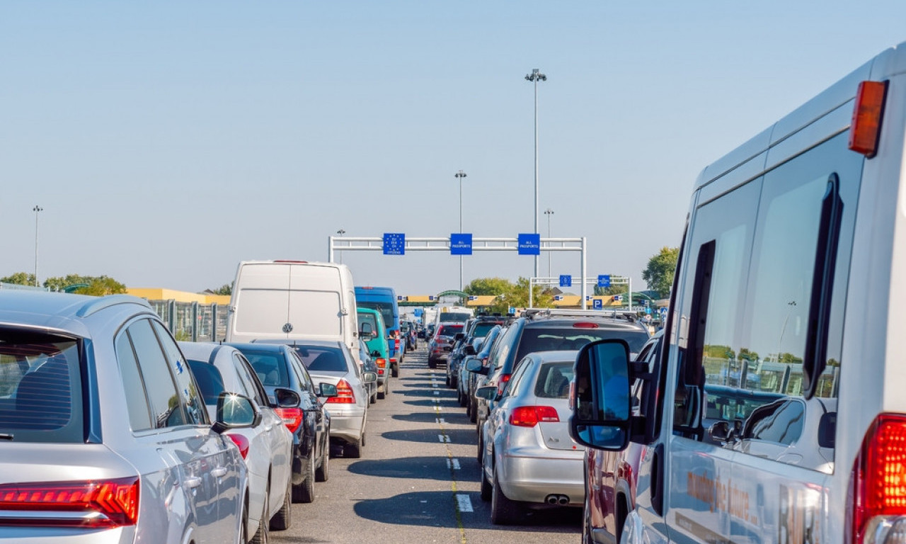 KAKO DA IZBEGNETE GUŽVU I NERVIRANJE KAD KRENETE NA PUT ZA PRAZNIKE? Ovi "trikovi" mogu da vam pomognu - evo gde je caka