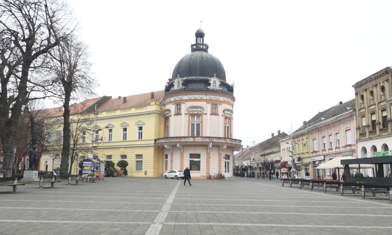 UZNEMIRUJUĆA SCENA U SREMSKOJ MITROVICI: Migrant im upao u kuću usred bela dana!