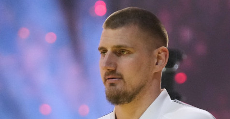 STIGAO JE GAZDA! Jokić u nikad moćnijem izdanju na All-Star vikendu – Odelo, stav i dres sa brojem 15 spremni za magiju! (VIDEO)