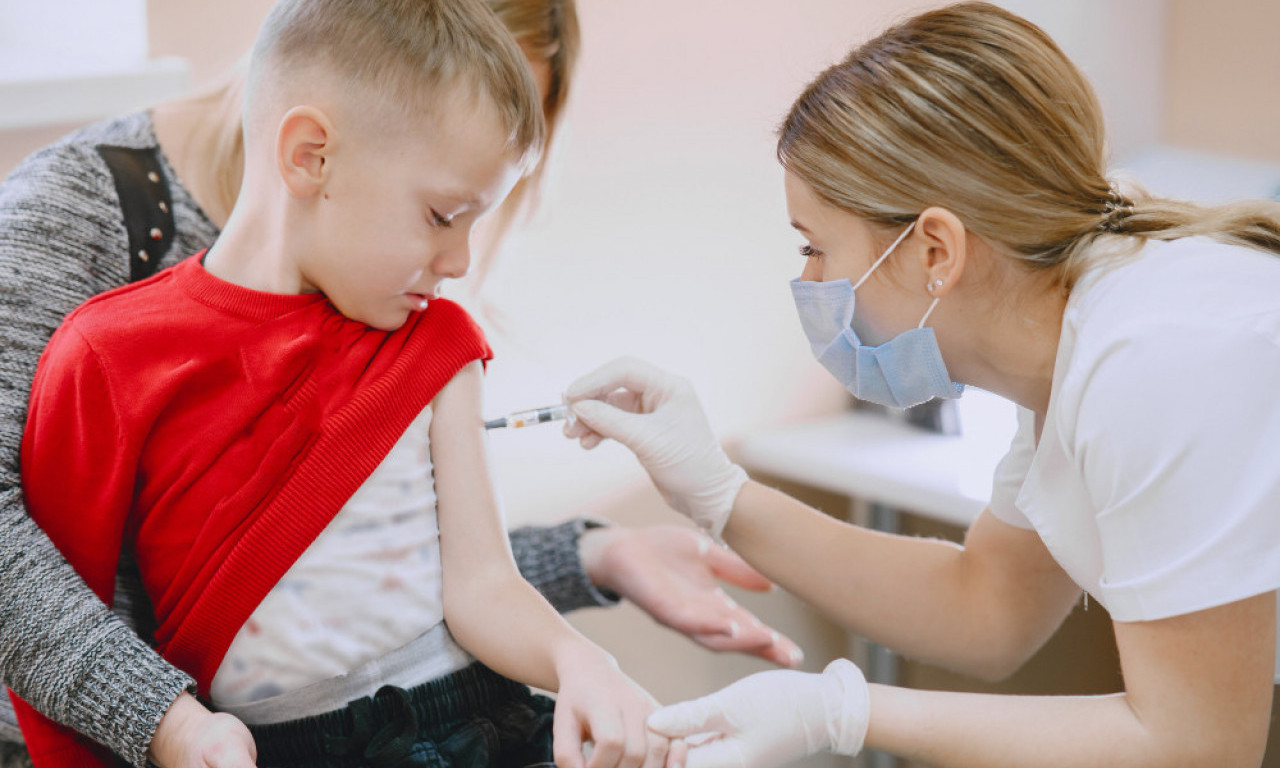 TRAMP UDARIO NA MMR, STRUČNJACI U ŠOKU: Ova odluka može da ugrozi milione dece, a evo šta roditelji u Srbiji moraju da znaju!