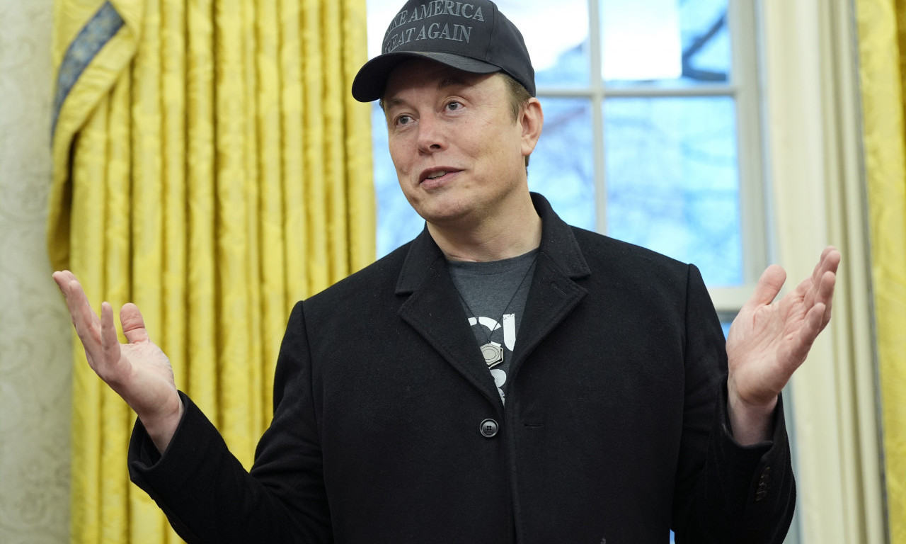 MASKA PITALI DA LI VERUJE U BOGA: Odgovor milijardera neke je zbunio