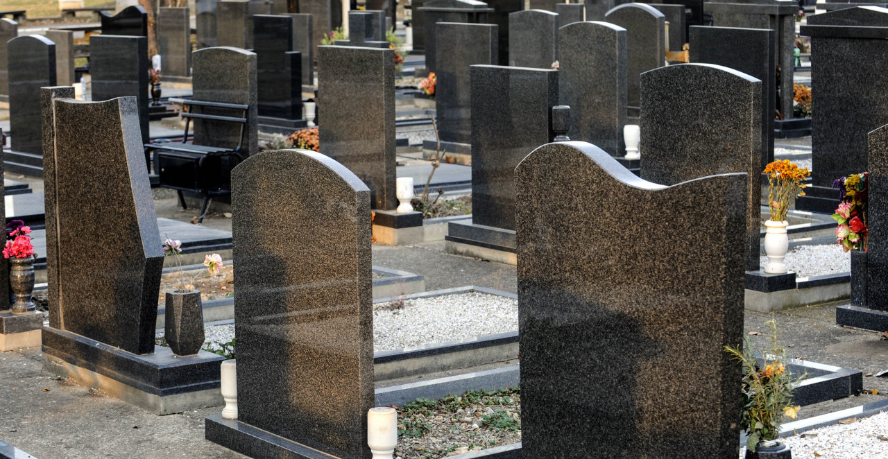 TUŽAN PRIZOR NA ZADUŠNICE! Grobovi Srba u Prištini pred urušavanjem, paroh upozorava: "Sve manje ljudi dolazi" (VIDEO)