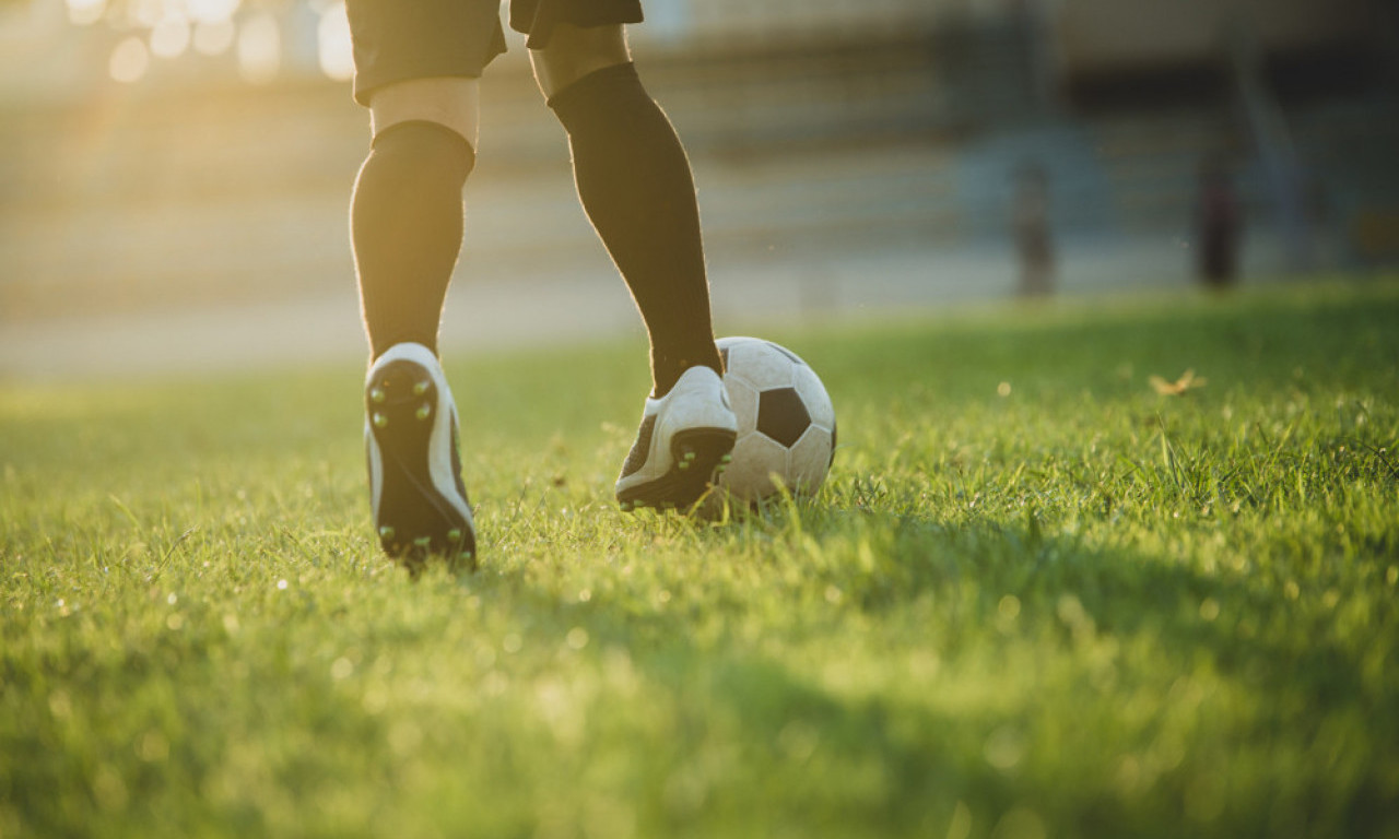 SRPSKI FUDBALER HITNO PREBAČEN U BOLNICU Pao na terenu, završio na operacionom stolu!