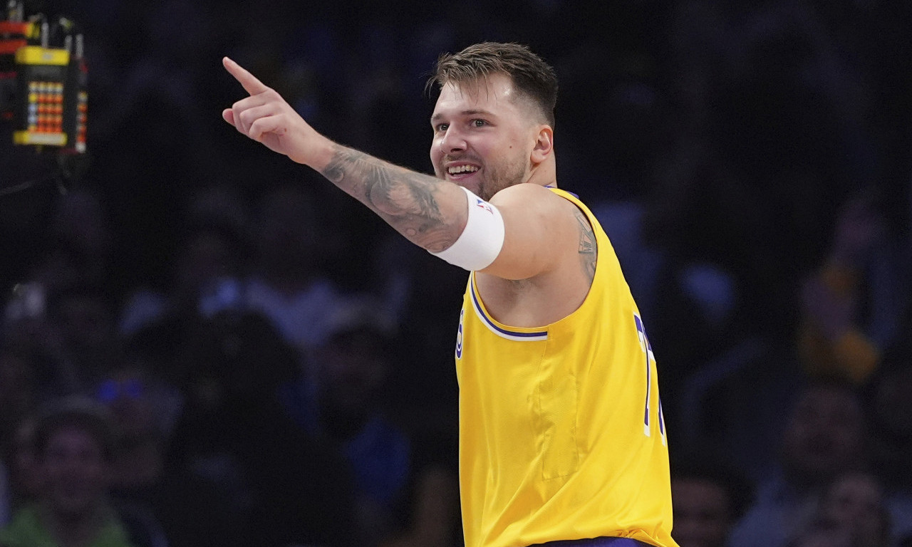 DONČIĆ ZANEMEO OD ŠOKA Ovakvu trojku ni NBA skoro nije video - pogledajte spektakl sa pola terena (VIDEO)