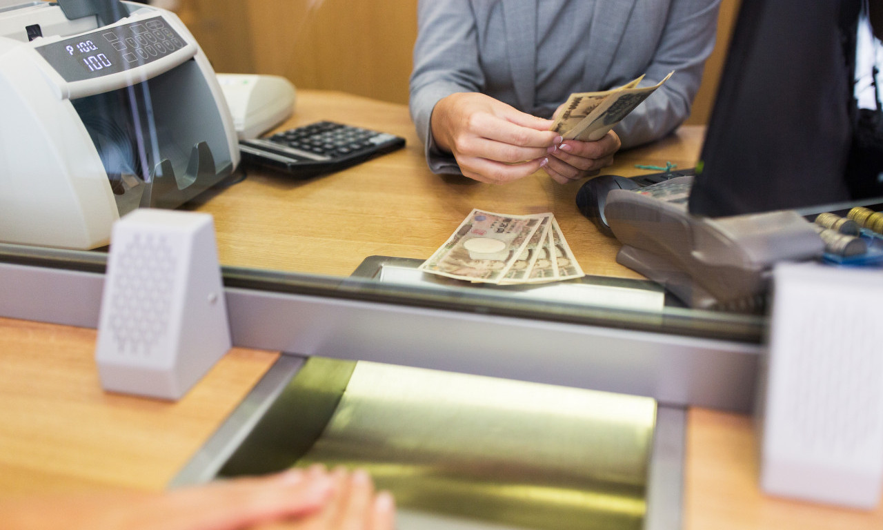 KOLIKE SU STVARNO PLATE U BANKAMA U SRBIJI? Evo šta kažu podaci, šokiraće vas neke cifre!