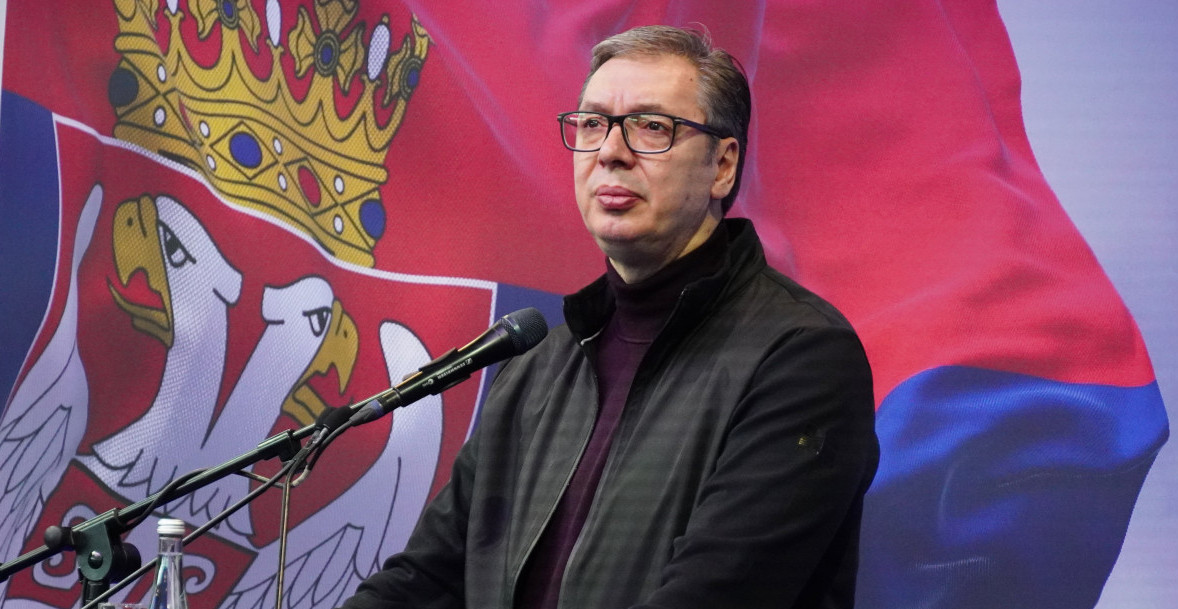 VUČIĆ SRBIJU NAZVAO NEPOKORENOM TVRĐAVOM Pogledajte snažnu poruku predsednika dok drži srpsku trobojku (FOTO)