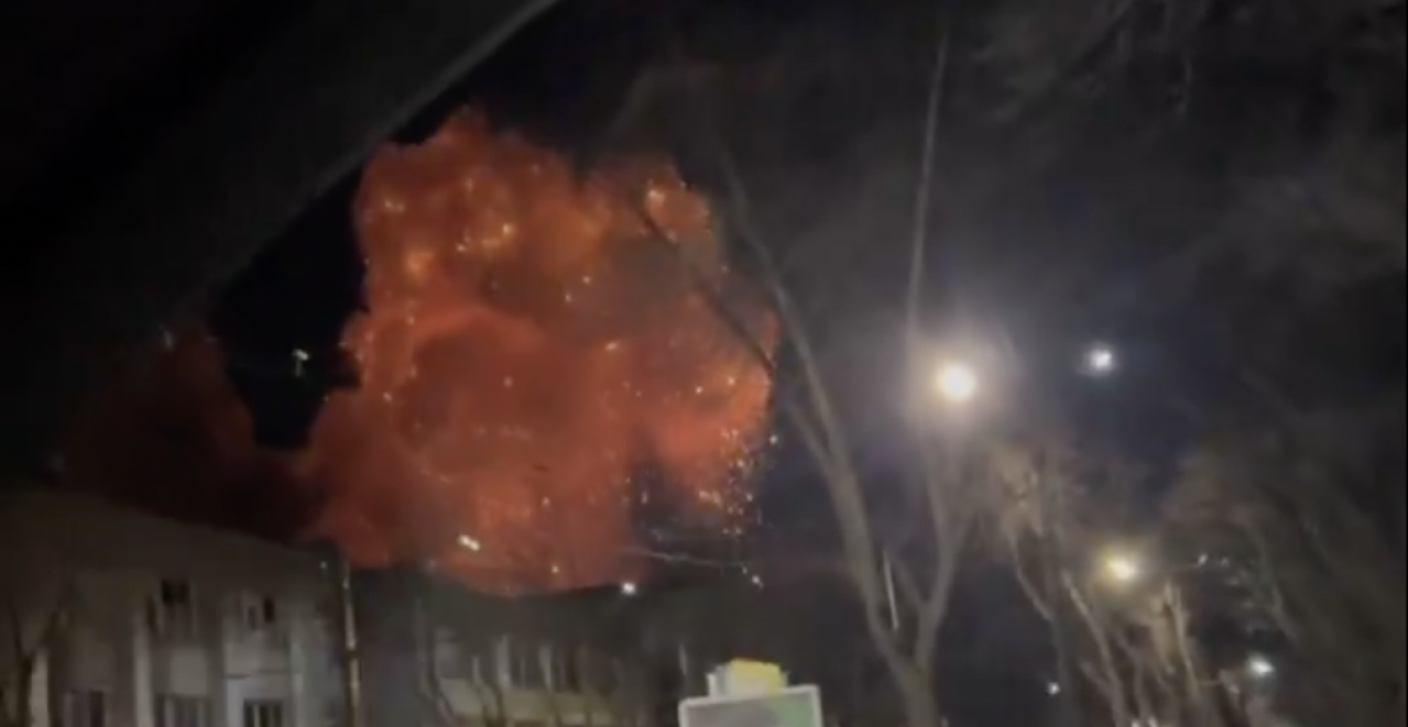 LJUDI BEŽE U SKLONIŠTA, ODJEKUJU EKSPLOZIJE U KIJEVU Rusi izveli masovni napad dronovima na Ukrajinu (FOTO/VIDEO)