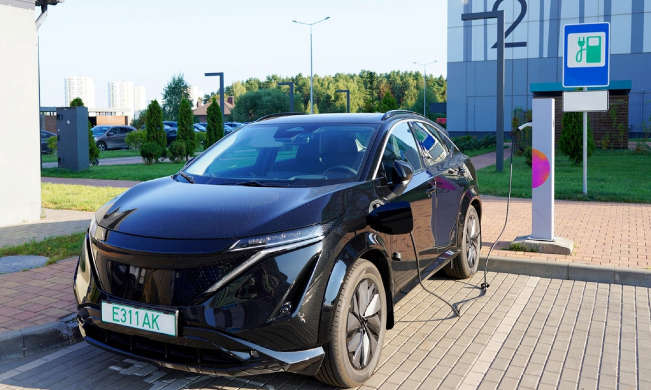 U SRBIJI JE SVE VIŠE ELEKTRIČNIH VOZILA, ALI I DALJE KASKAMO ZA EVROPOM Evo zbog čega nam stranci rado dolaze