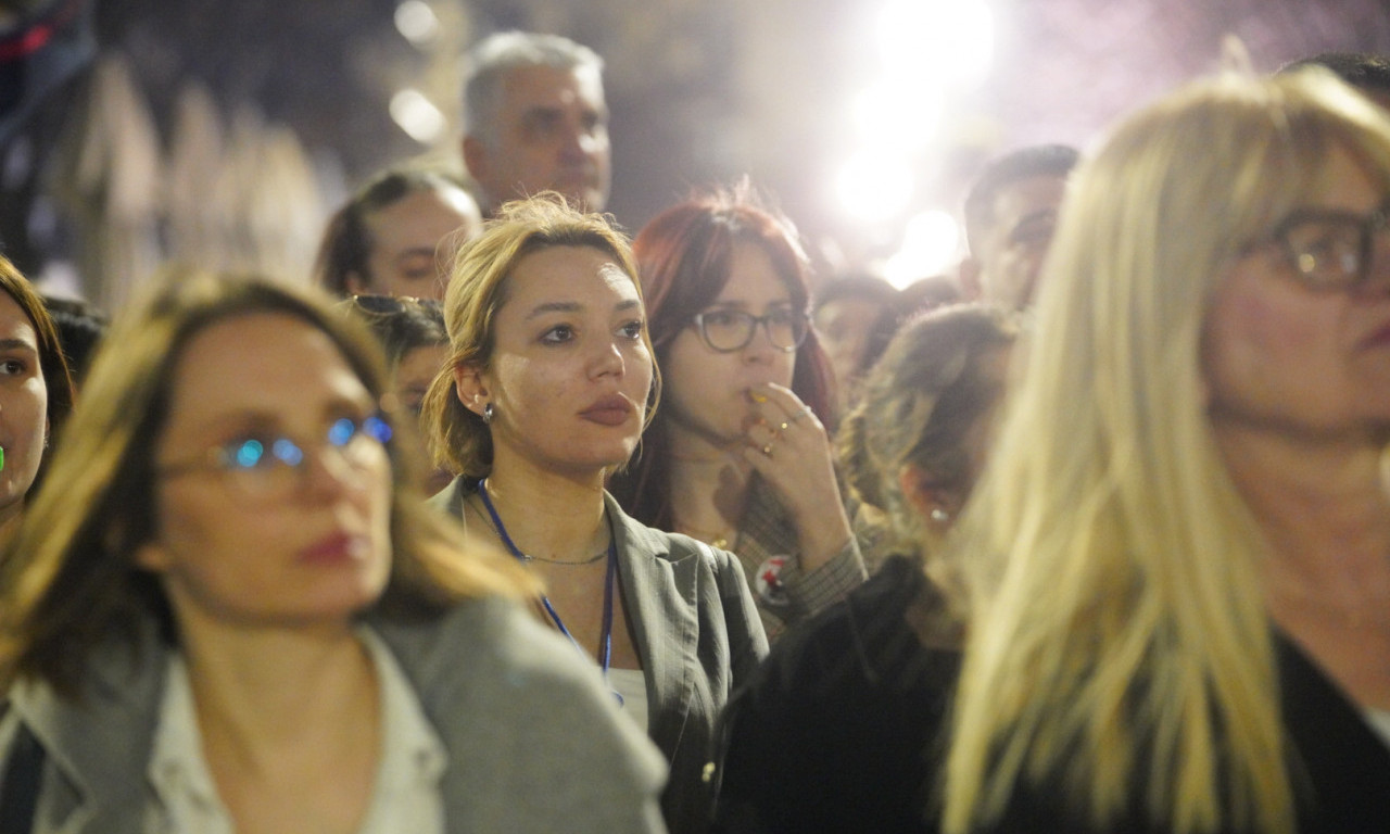 OKUPLJENI ŠETAJU, SLUŠAJU MUZIKU I IGRAJU DRUŠTVENE IGRE Nastavljen protest ispred Vlade Srbije (VIDEO)