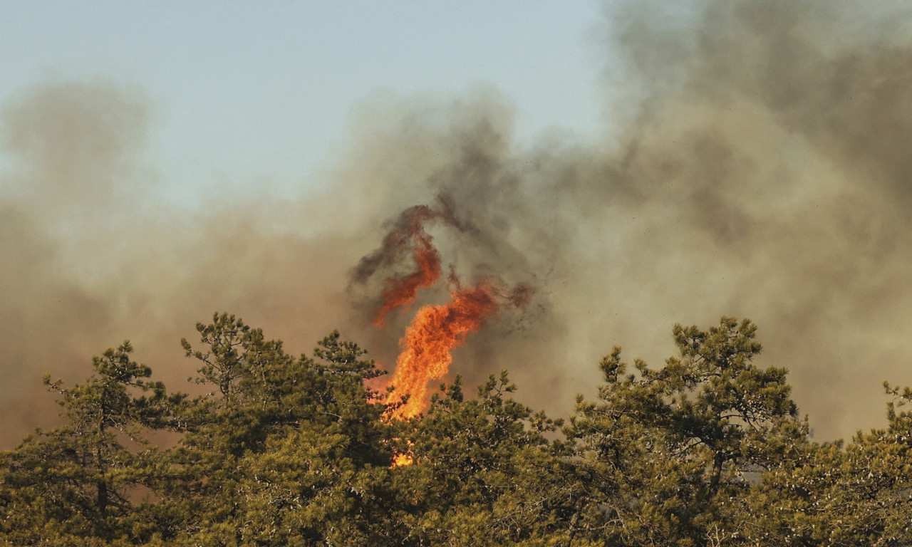 OGLASIO SE RHMZ! STIŽU OPASNI DANI ZA SRBIJU Visoke temperature stvaraju idealne uslove za izbijanje i širenje požara!