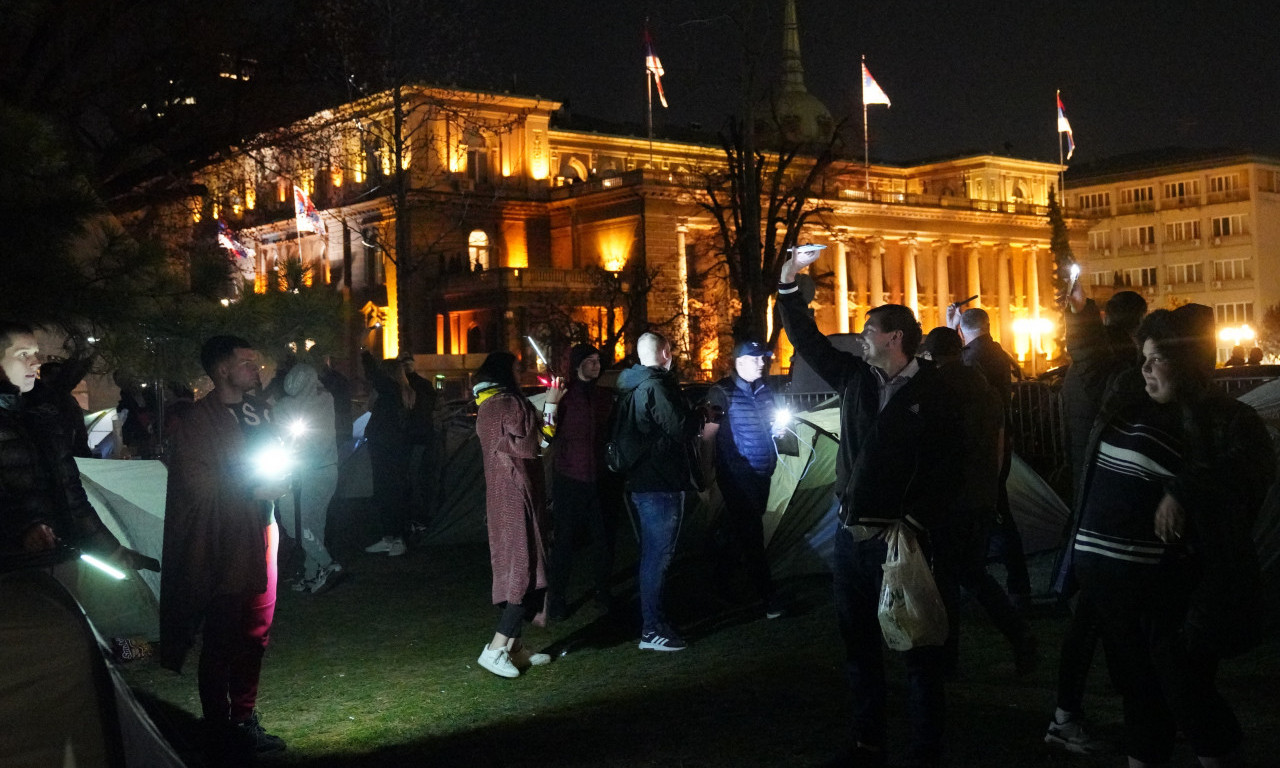 "USLOVI SU TEŠKI, TRUDIM SE DA UČIM, VEOMA JE HLADNO" Kako izgleda jedna noć studenata u Pionirskom parku?