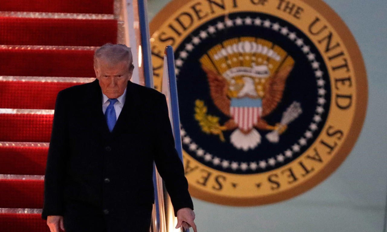 ZAVIRITE U TRAMPOV LUKSUZAN AVION „Air Force One“ izgleda kao palata na nebu – pozlaćeni zidovi, kožne fotelje,...