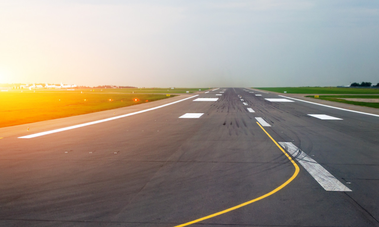NOVA AVIONSKA DRAMA: Erbas izleteo sa piste na tavnatu površinu!