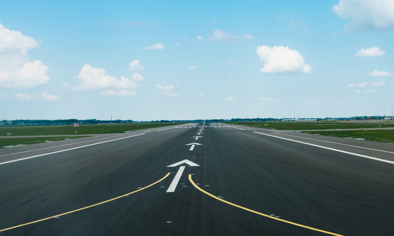 AVION PRINUDNO SLETEO NA AERODROM: Panika u regionu, dočekale ga hitne službe!